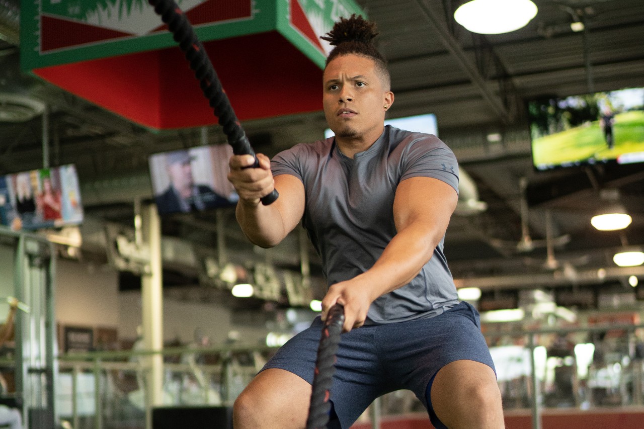 Man in grey t-shirt doing a rope exercise